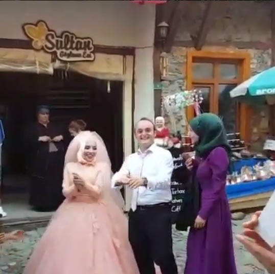 بالفيديو.. شاهد عروس تركية تُزف بأهازيج النساء من البحرين والسعودية في تركيا