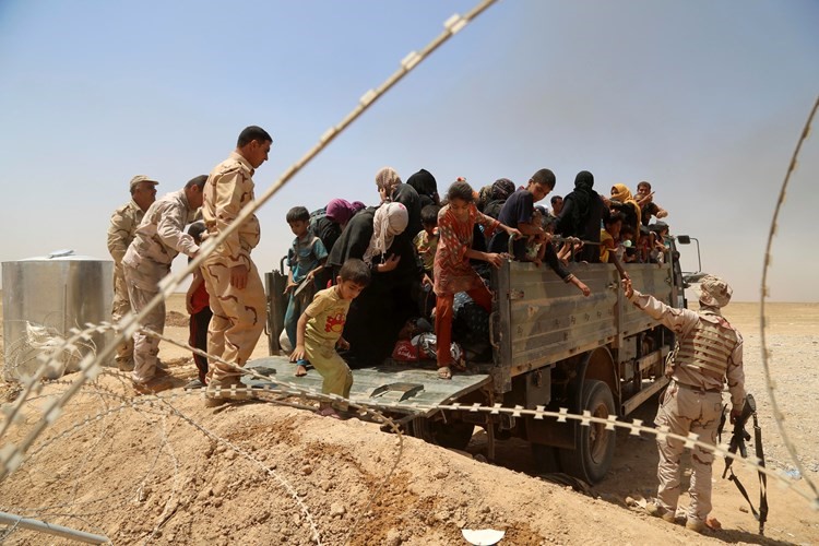 مواطنون عراقيون خلال نزوحهم من مدينة الموصل خشية تكرار الماساة الانسانية في الفلوجةاپ﻿