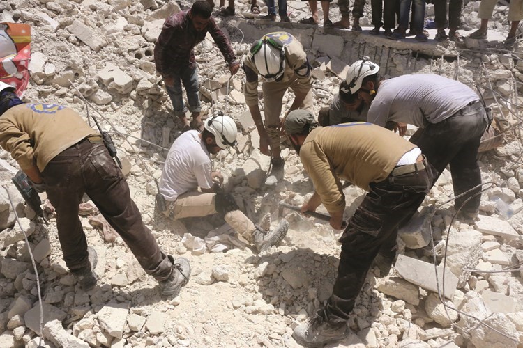 رجال الدفاع المدني يبحثون عن ناجين تحت حطام بيت دمرته غارة علىحي كرم حومد في حلب اف پ ﻿