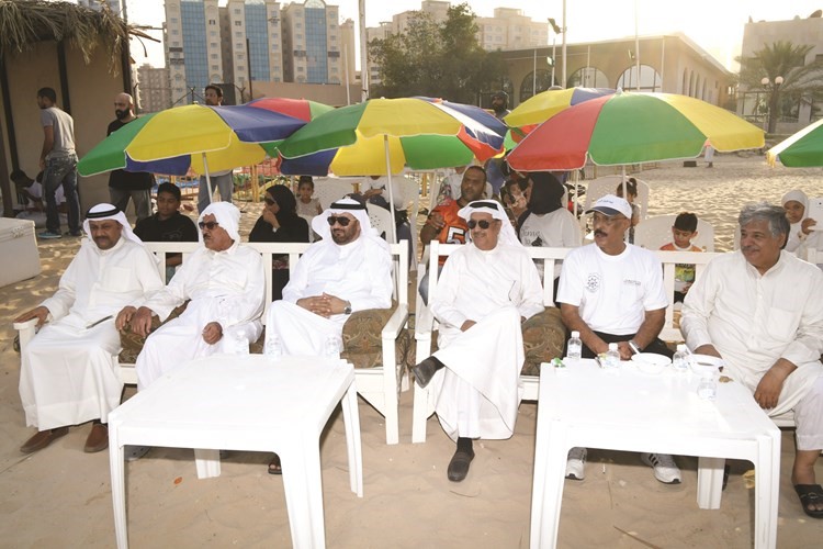 النوخذة خليفة الراشد وعلي القبندي يتوسطان الحضورمحمد هاشم﻿