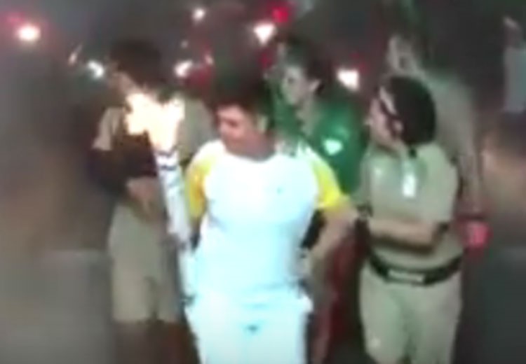 بالفيديو.. رجل يحاول إخماد الشعلة الأوليمبية بطفاية حريق! 