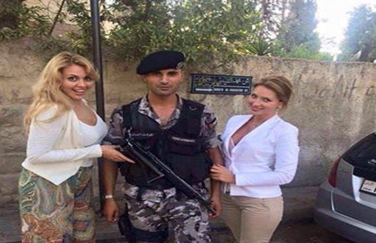 صورة لشرطي أردني مع موظفات السفارة الروسية في العاصمة عمّان تثير جدلاً