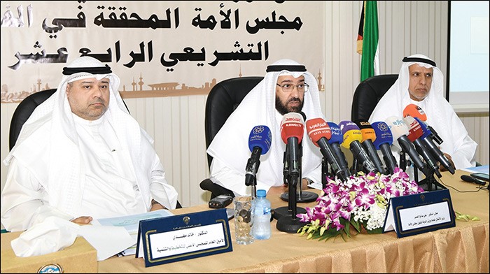 دعلي العمير ود خالد مهدي واحمد المرشد خلال المؤتمر الصحافي في مجلس الامة امسمحمد هاشم
