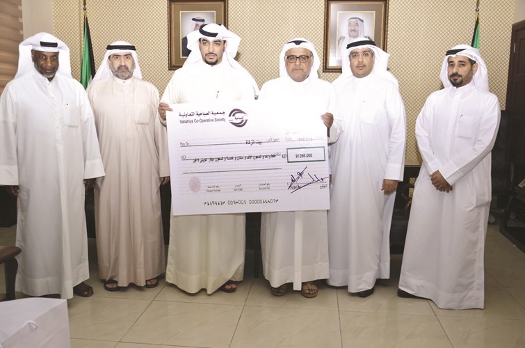 ممثلو تعاونية الصباحية يسلمون الشيك الى ادارة بيت الزكاة﻿