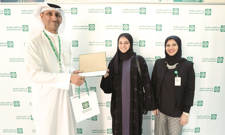 ممثلا بيتك يكرمان ممثلة الهيئة العامة للمعلومات المدنية 