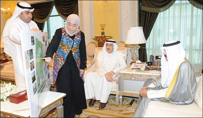 سمو نائب الامير وولي العهد الشيخ نواف الاحمد يستمع لشرح عن منتزه نواف الاحمد