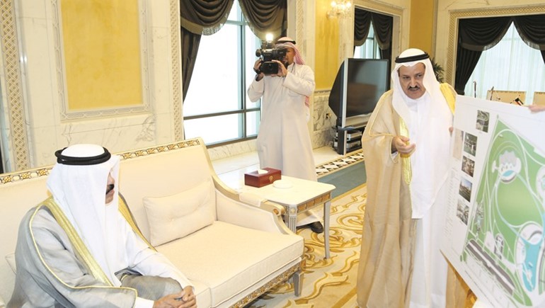 سمو نائب الامير وولي العهد الشيخ نواف الاحمد يستمع لشرح عن منتزه نواف الاحمد من المستشار محمد شرار﻿