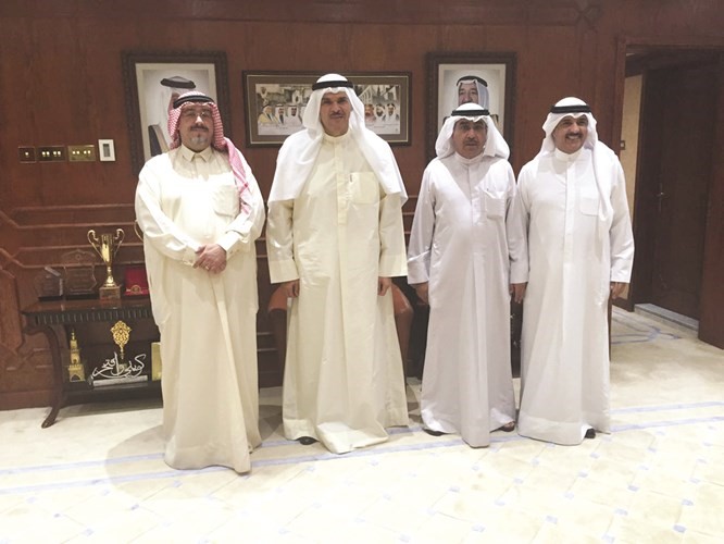 الشيخ سلمان الحمود مستقبلا الزملاء عدنان الراشد وجاسم كمال ودهيران ابا الخيل﻿