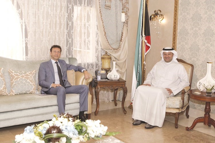دعلي العبيدي مستقبلا السفير الايطالي ﻿
