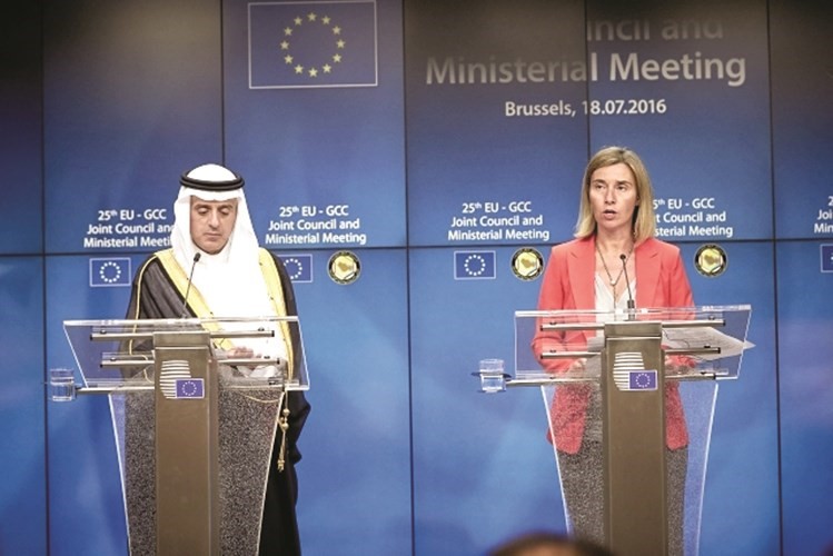 عادل الجبير خلال المؤتمر الصحافي مع الممثلة العليا للسياسة الخارجية والامنية في الاتحاد الاوروبي فيدريكا موغيريني