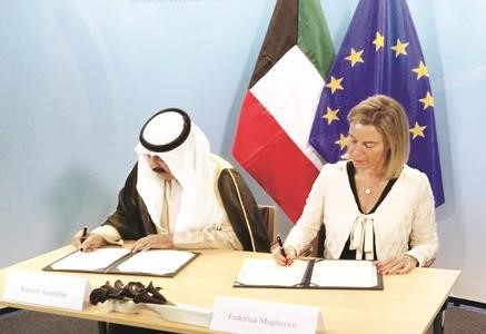 خالد الجار الله خلال توقيع الاتفاقية مع فيديريكا موغيريني