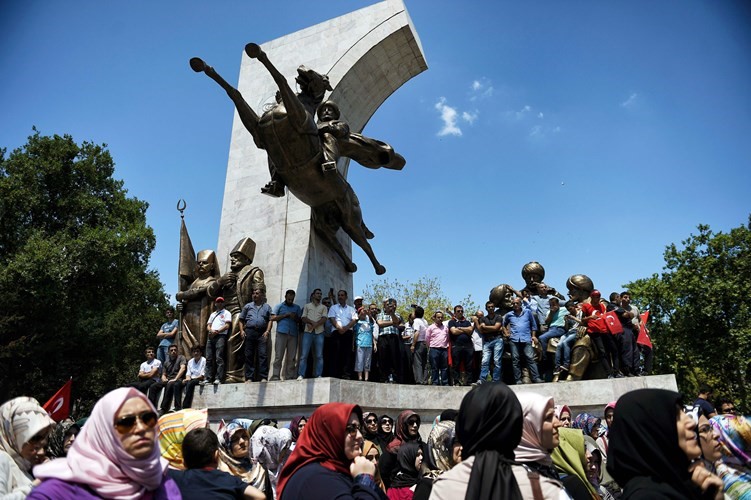 اتراك يتظاهرون دعما للرئيس رجب طيب اردوغان قرب النصب التذكاري للسلطان محمد الثاني في اسطنبولافب ﻿