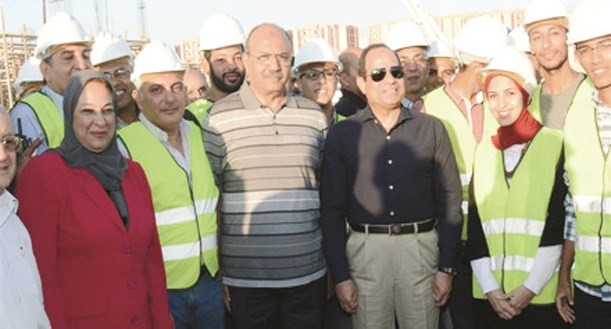 الرئيس السيسي في صورة جماعية مع العاملين بالمشروع امس 