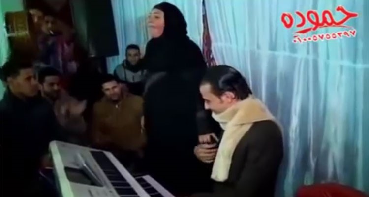 بالفيديو.. تشعل عرس ابنها برقصة طريفة على الدي جي