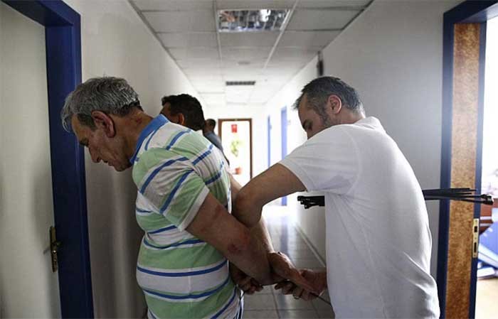 بالصور.. قائد سلاح الجو التركي قبل وبعد الانقلاب!