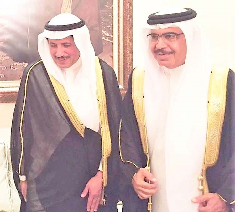 وزير داخلية البحرين الفريق الركن الشيخ راشد بن عبدالله ال خليفة خلال لقائه عميد السلك الديبلوماسي سفير الكويت لدى البحرين الشيخ عزام الصباح