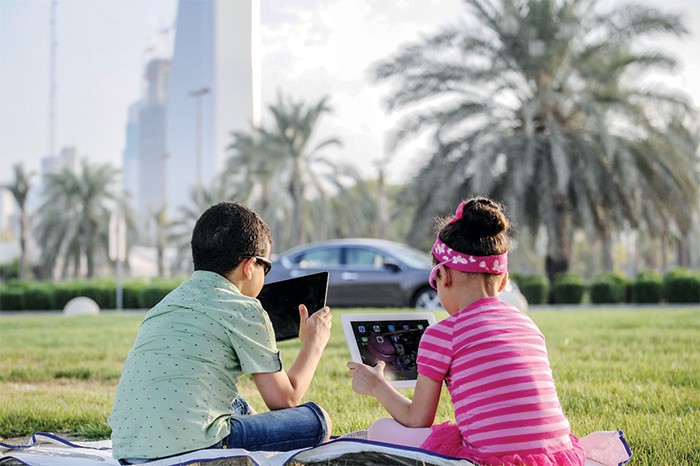 الاطفال يطاردون شخصيات البوكيمون عبر الاجهزة الذكية