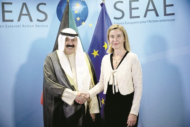 الممثلة العليا للسياسة الخارجية والامنية فيدريكا موغيريني خلال الاجتماع مع خالد الجارالله ﻿