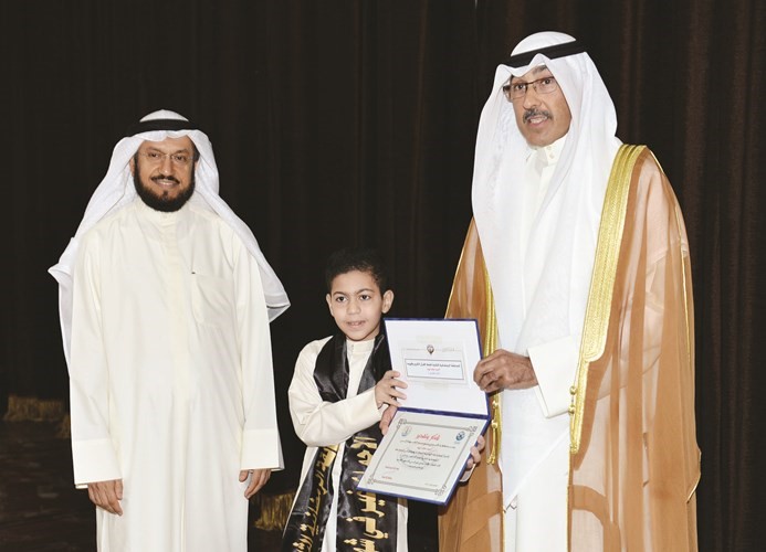 الخالد والشعيب يكرمان احد الفائزين