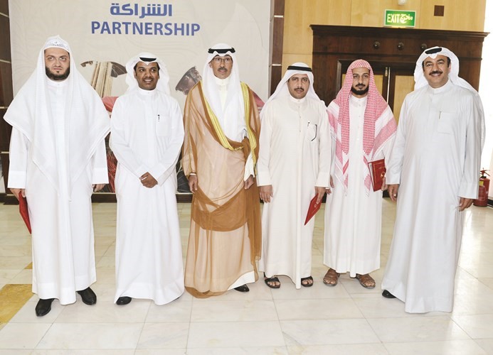الشيخ فواز الخالد يتوسط اللجنة المنظمة للمسابقةاحمد علي
