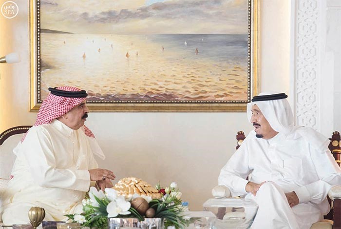 خادم الحرمين الشريفين الملك سلمان بن عبدالعزيز مستقبلا عاهل البحرين الملك حمد بن عيسى