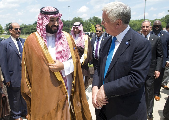 صاحب السمو الملكي الامير محمد بن سلمان ولي ولي العهد النائب الثاني لرئيس مجلس الوزراء وزير الدفاع السعودي متحدثا الى وزير الدفاع البريطاني على هامش اجتماع وزراء دفاع دول التحالف الدولي ضد داعش امسافب