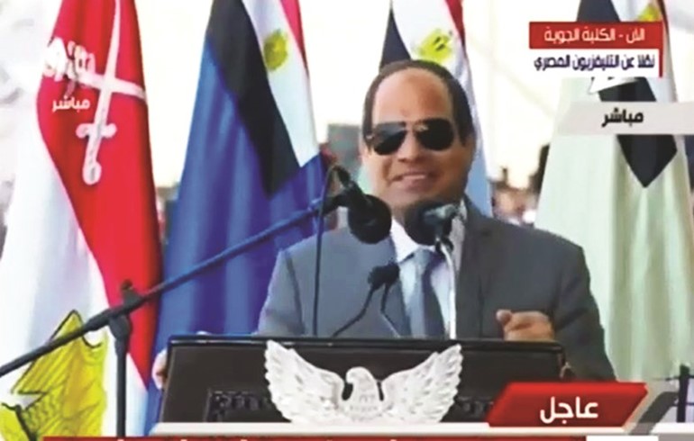 الرئيس عبدالفتاح السيسي اثناء القائه كلمته في حفل تخريج دفعة جديدة من الكلية الجوية امس 