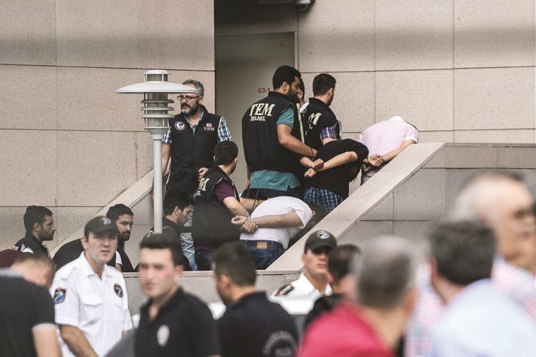 جنود اتراك من المتهمين بالتورط في الانقلاب لدى اقتيادهم الى القصر العدلي في اسطنبولافپ 