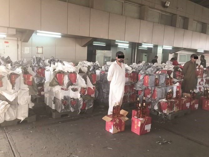 المتهمان بعد القبض عليهما مع الخمور المضبوطة﻿