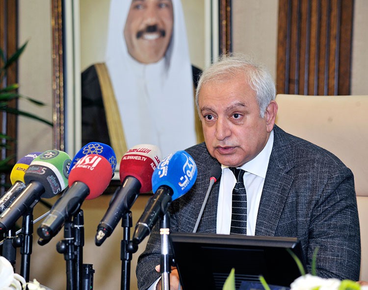 وزير التربية دبدر العيسى متحدثا الى الصحافيين