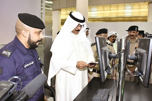 الشيخ محمد الخالد يطالع طريقة عمل التاشيرة الالكترونية