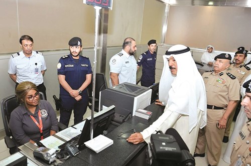 الشيخ محمد الخالد في حديث باسم مع طاقم العمل في التاشيرة الالكترونية