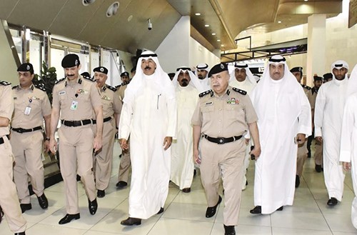 الشيخ محمد الخالد في طريقه الى تدشين نظام التاشيرة ويبدو بصحبته الفريق سليمان الفهد والشيخ مشعل الجابر والفريق متقاعد الشيخ احمد الخليفة