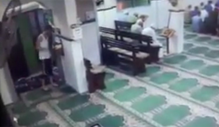بالفيديو.. شاب استغل الصلاة ليسرق صندوق التبرعات من المسجد !