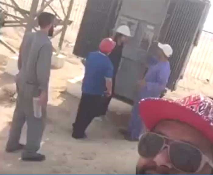 فيديو لمهندسي كهرباء كويتيين يصلحون محولا تحت حرارة الجو الشديدة