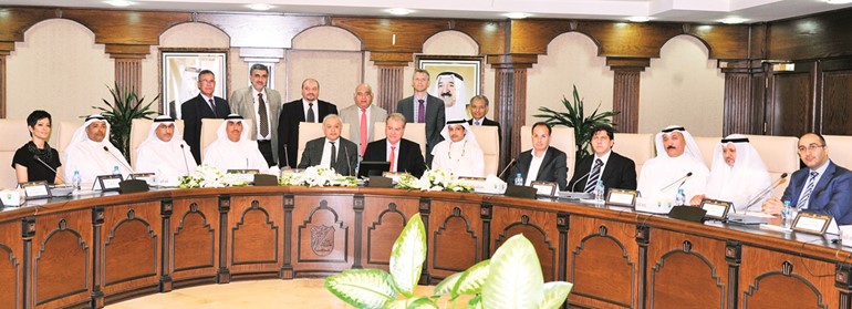 دبدر العيسى ودحسين الانصاري مع الحضور خلال التوقيع على العقدريليش كومار