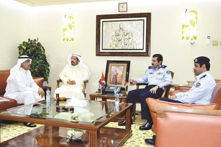 الفريق يوسف الانصاري مستقبلا الزميل عدنان الراشد