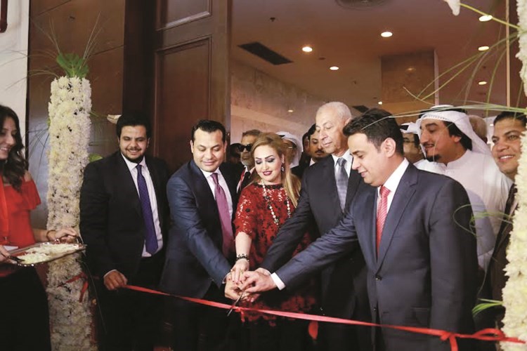 قص شريط افتتاح المعرض