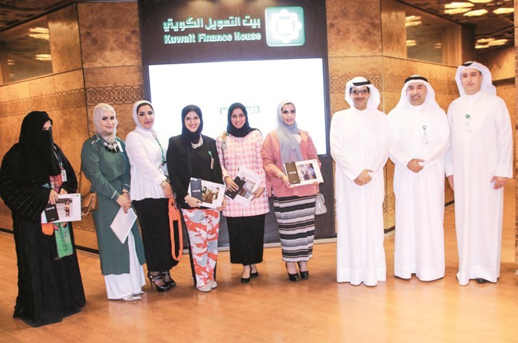 مازن الناهض مكرما بعض موظفات بيت التمويل﻿
