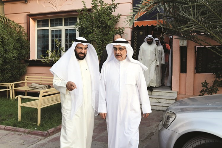 الوزير دعلي العمير والنائب احمد لاري خلال الجولة
