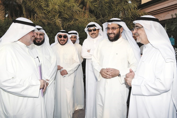 الوزير دعلي العمير والنائب احمد لاري واحمد الحصان ووليد الغانم ومسؤولو الاشغال خلال الجولةمحمد هاشم