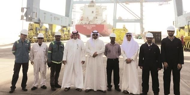الشيخ يوسف العبدالله والحضور لدى تسلم الرافعات