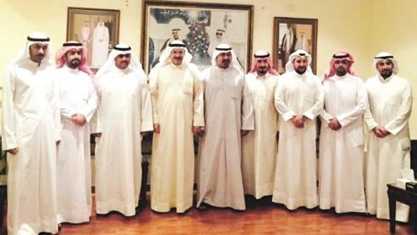 مؤيد الخلف متوسطا اعضاء لجنة اهالي جنوب المطلاع ﻿