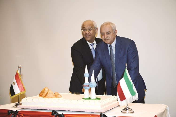 د بدر العيسى والسفير المصري ياسر عاطف يقطعان كعكة الحفل انور الكندري