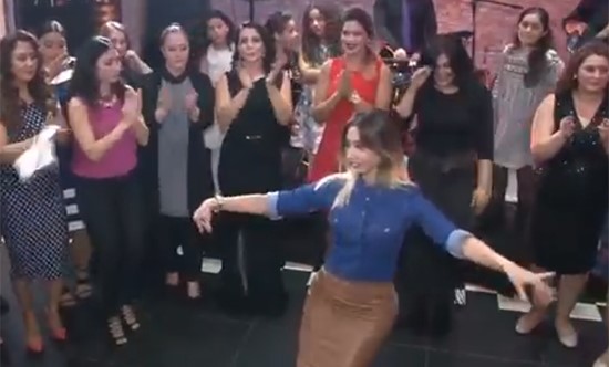 بالفيديو.. تركية تتحدى العروس بالرقص الشرقي بشكل لا يصدق