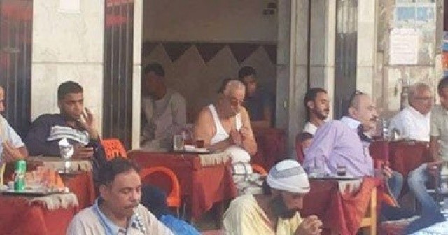 بالصور.. أحمد راتب يثير الجدل بملابس "غير لائقة"!