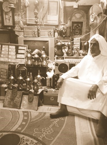 حسن القطان في اول متحف يملكه عام 1949﻿