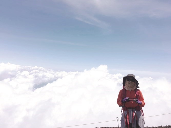 المعلمة ايكو ايشياما على قمة اعلى جبل في اليابان ﻿