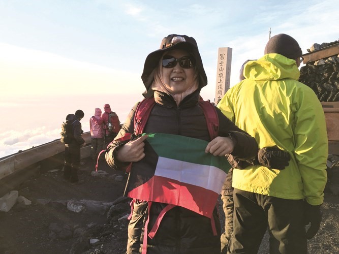 المعلمة ايكو ايشياما ترفع علم الكويت على قمة اعلى جبل في اليابان ﻿