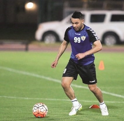طلال نايف خلال تواجده في تدريبات قطر ﻿